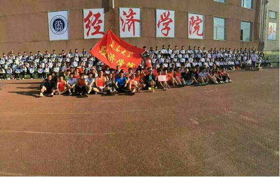 365英国上市网站官网运动员与观众合影留念