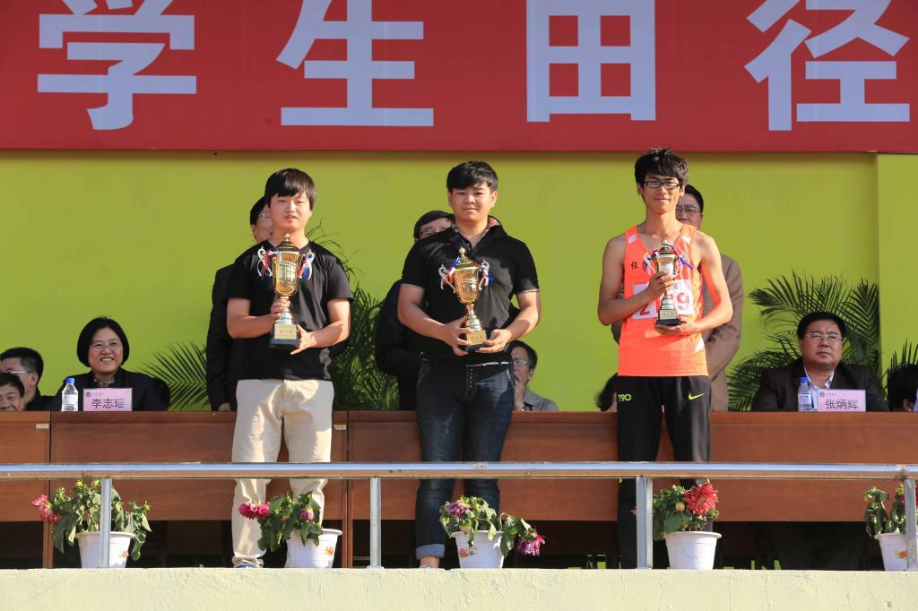 365英国上市网站官网王亮同学打破110米栏记录