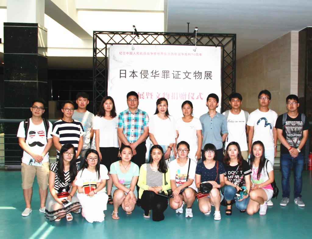 365英国上市网站官网学生党员和伪满皇宫博物院赵继敏副院长合影留念