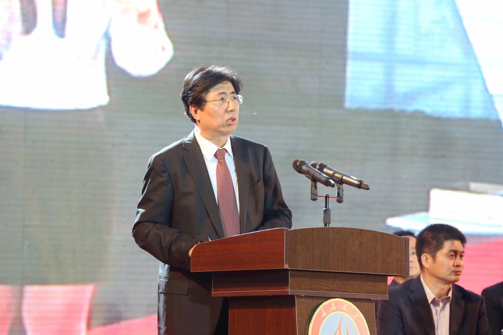 校长潘福林在典礼上讲话(摄影:鲁毅光)