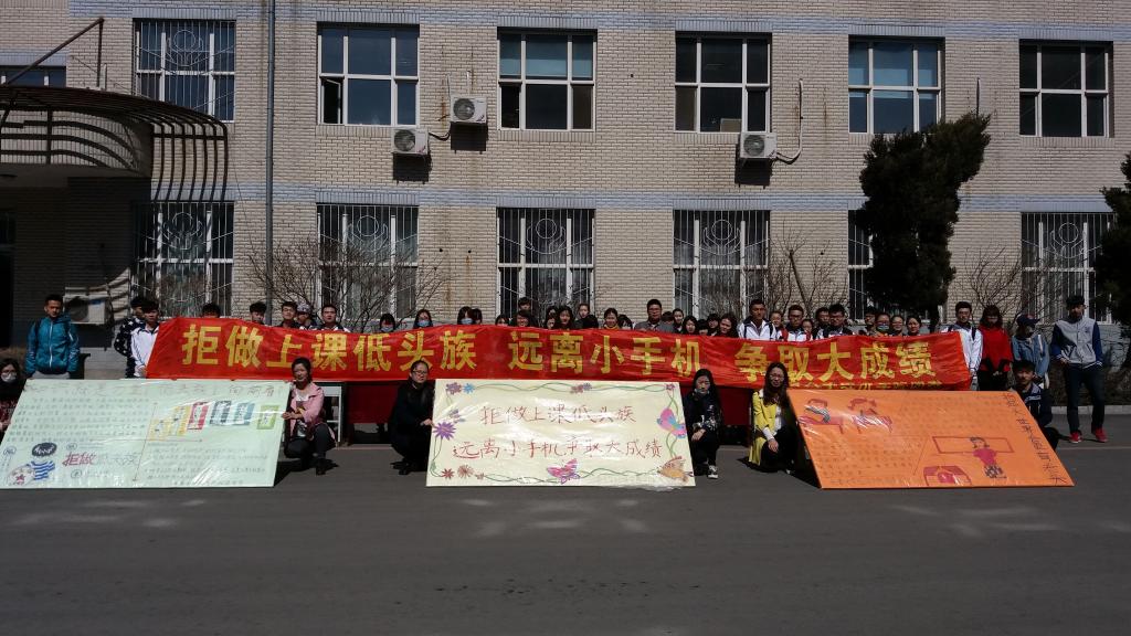 365英国上市网站官网团委志愿者们在签满名字的条幅前合影
